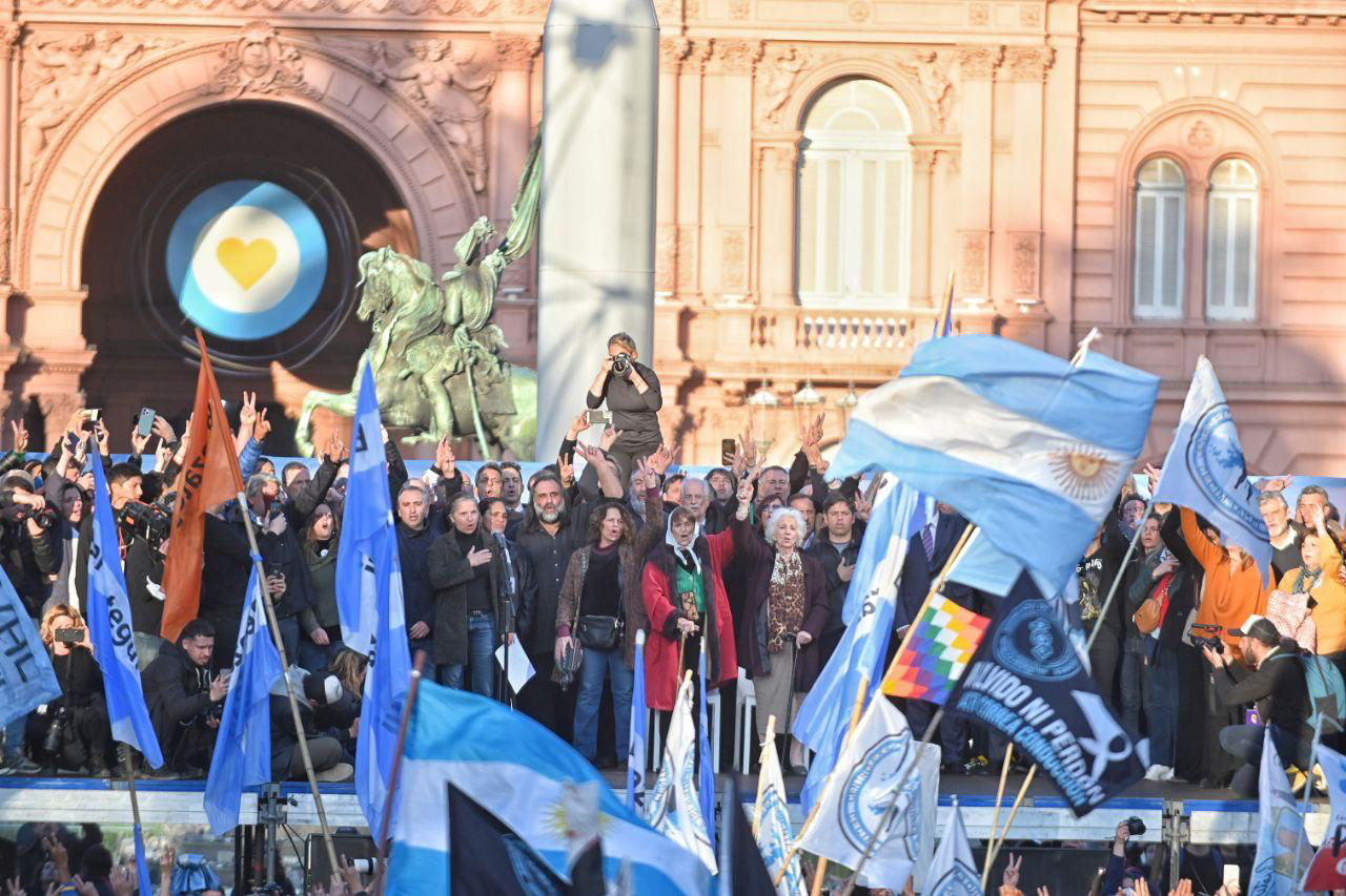 «El odio afuera»: el documento completo que se leyó en Plaza de Mayo en repudio al ataque a Cristina