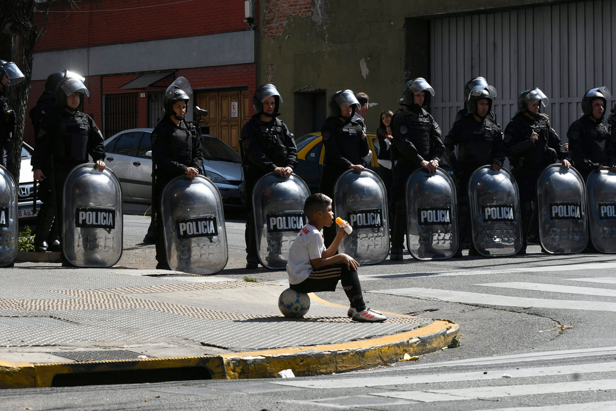 La Policía de la Ciudad intentó desalojar a 70 familias de un hotel de Constitución