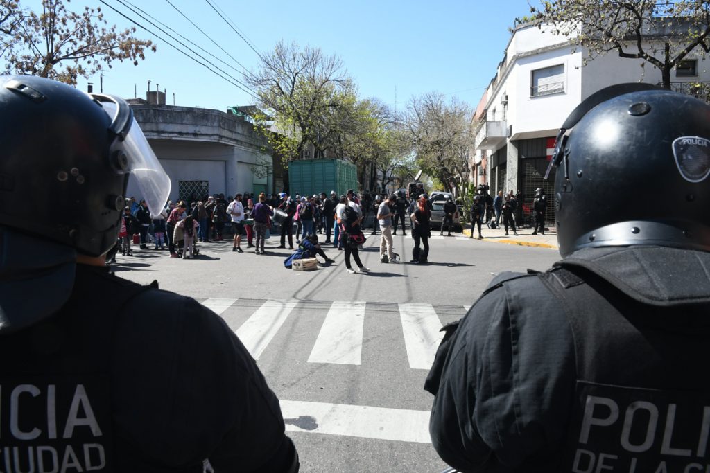 La Policía de la Ciudad intentó desalojar a 70 familias de un hotel de Constitución