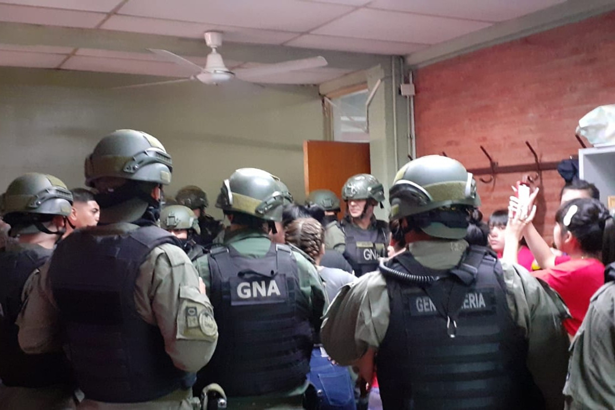 Grave: golpes, trompadas e insultos, terminaron con el ingreso de Gendarmería en una escuela porteña