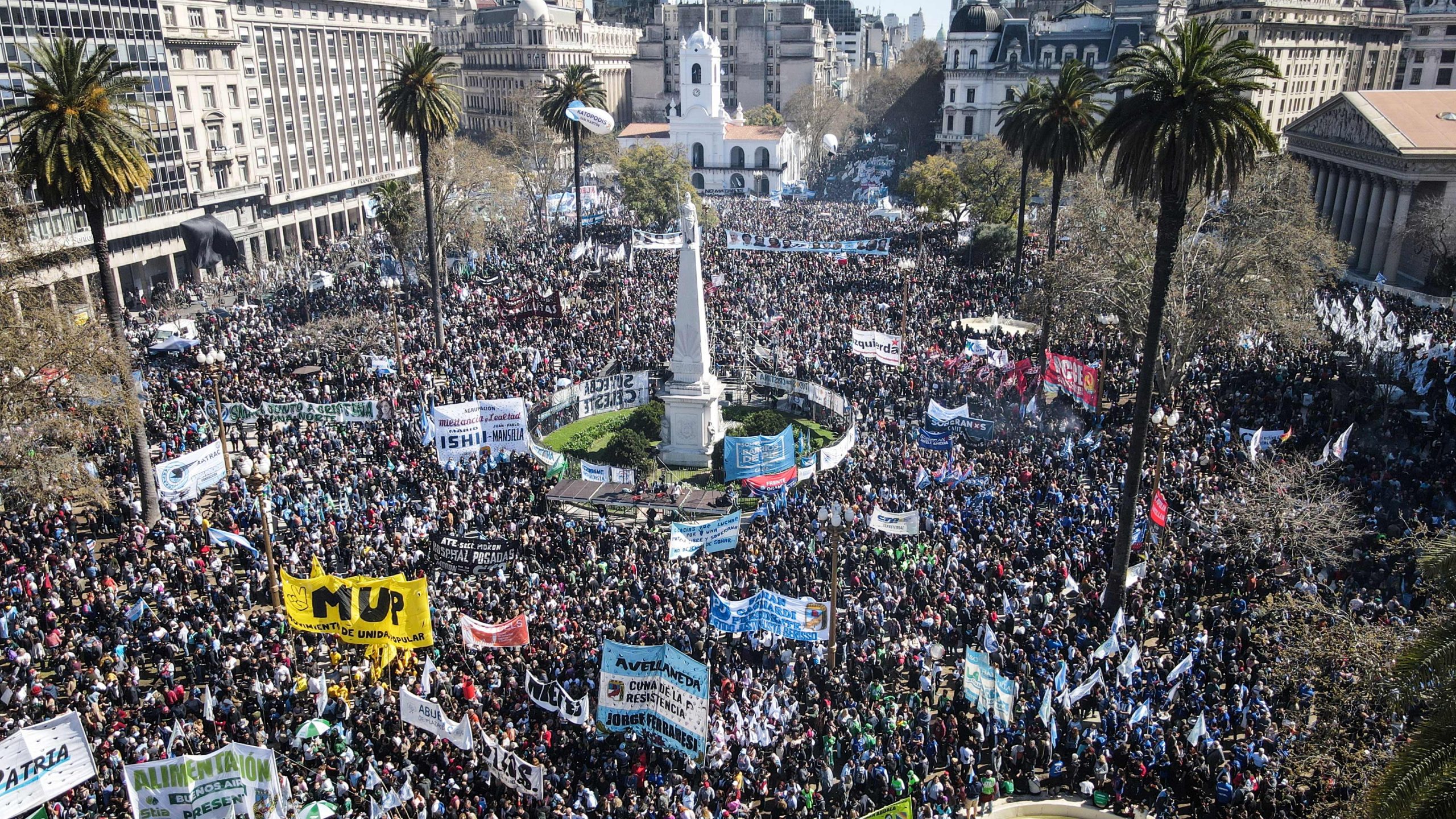 Multitudinaria marcha en apoyo a Cristina y en defensa de la democracia