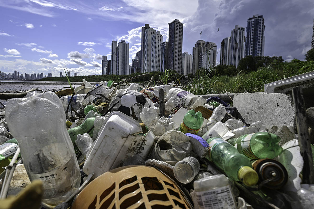 175 países buscan consensuar acuerdo contra la contaminación por plástico