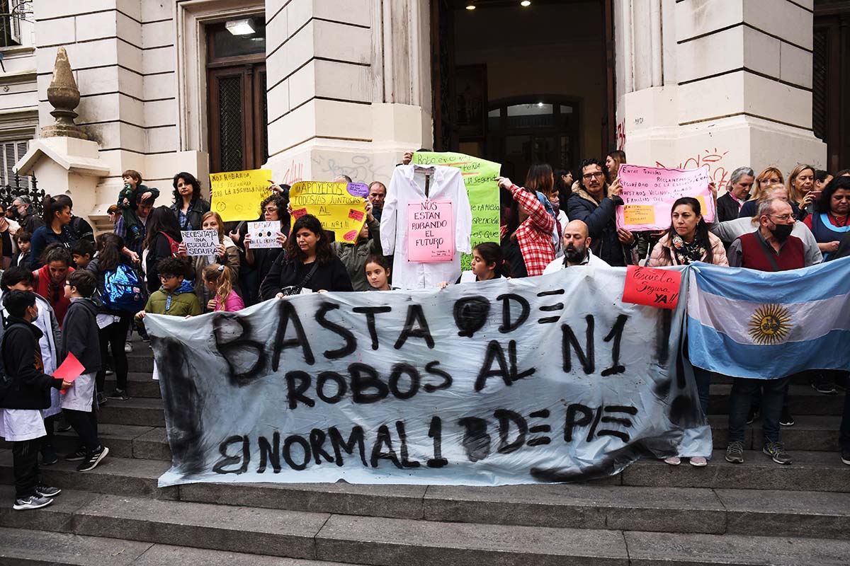 Tras robos reiterados, comunidad educativa realiza abrazo simbólico al Normal 1