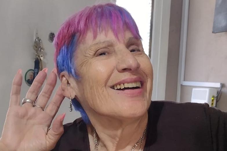 «La abuela hippie»: 79 años, pelo violeta y más de 340 mil seguidores en Tik Tok