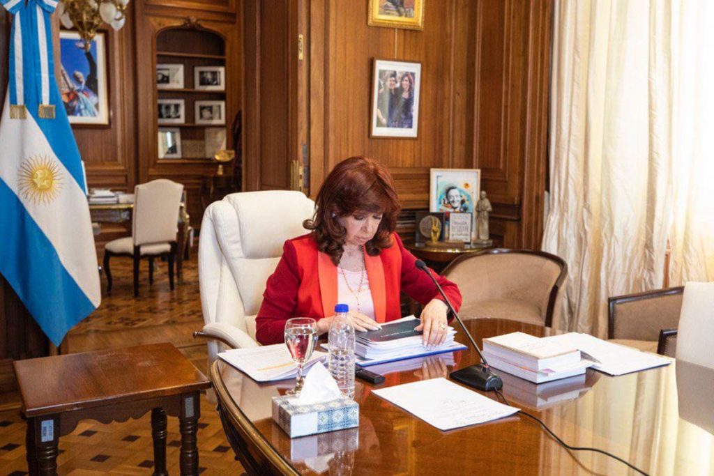 Cristina Kirchner recordó en su alegato que jueces y fiscales de la causa "jugaron al fútbol en la quinta de Macri” 1 alegato