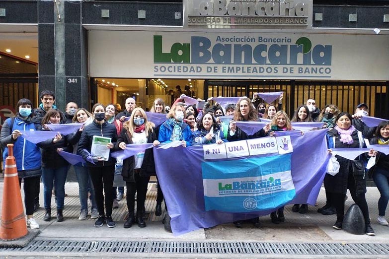 Paro de bancarias en Tucumán en defensa de una trabajadora acusada por injurias tras un caso de violencia de género