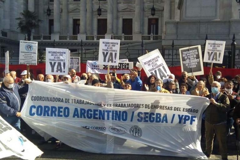 Trabajadores de empresas privatizadas en los 90 se movilizaron en reclamo de 