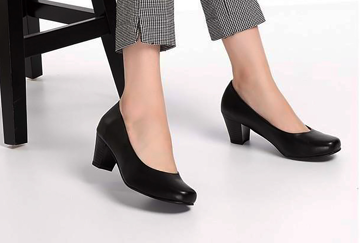 Cubo abogado psicología Alumnas de Lugano son obligadas a vestir zapatos cerrados de taco alto para  poder realizar las pasantías