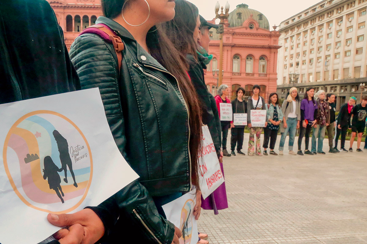 Tras horas de un operativo irregular, levantaron la orden de detención contra la mamá de la niña Arcoíris