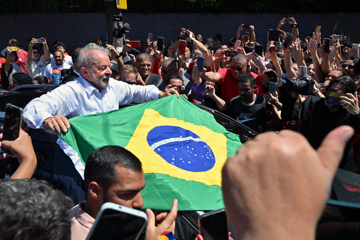Gran expectativa: Bolsonaro se adelantó en el recuento de votos, pero Lula achica la diferencia