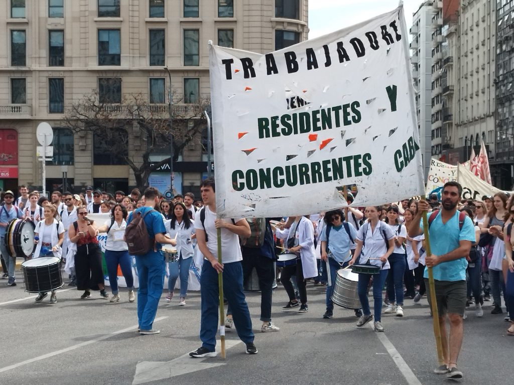 Los residentes paran por tiempo indeterminado tras la negativa de Quirós de aumentar salarios