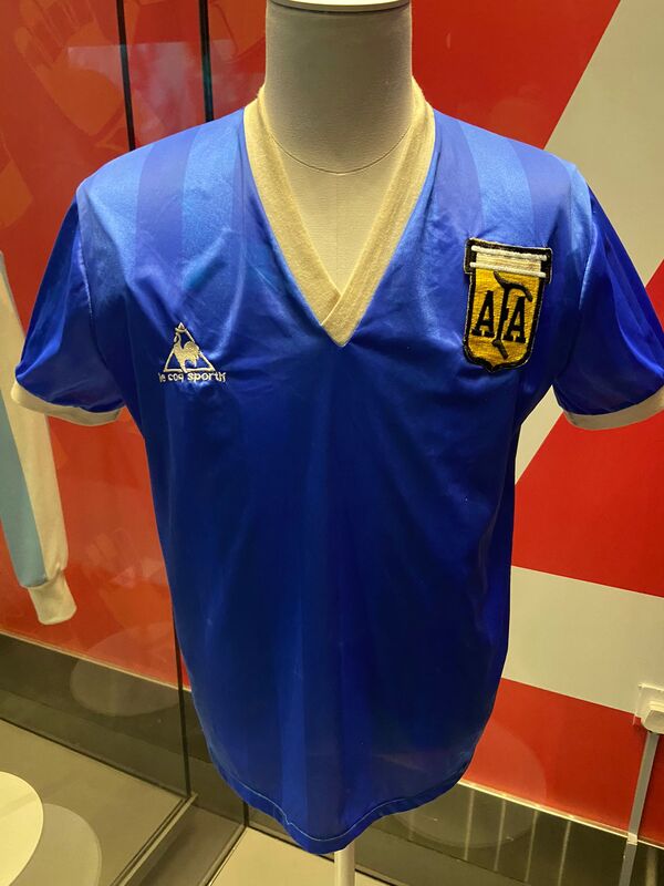 La camiseta que usó Maradona ante Inglaterra en 1986 comenzó a ser exhibida en Qatar 2022