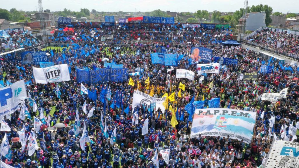 Los movimientos sociales celebraron con un “cabildo abierto” y un mensaje a la interna bonaerense
