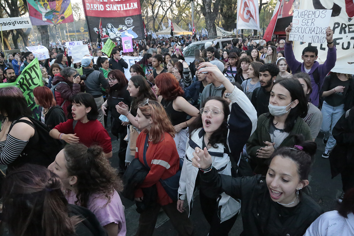 Estudiantes concentran frente al ministerio de Educación mientras cuatro colegios siguen tomados