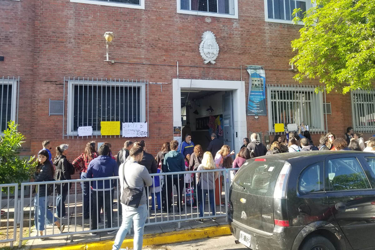 Familias realizaron un abrazo a la escuela N° 26 de Boedo y exigieron una completa desratización