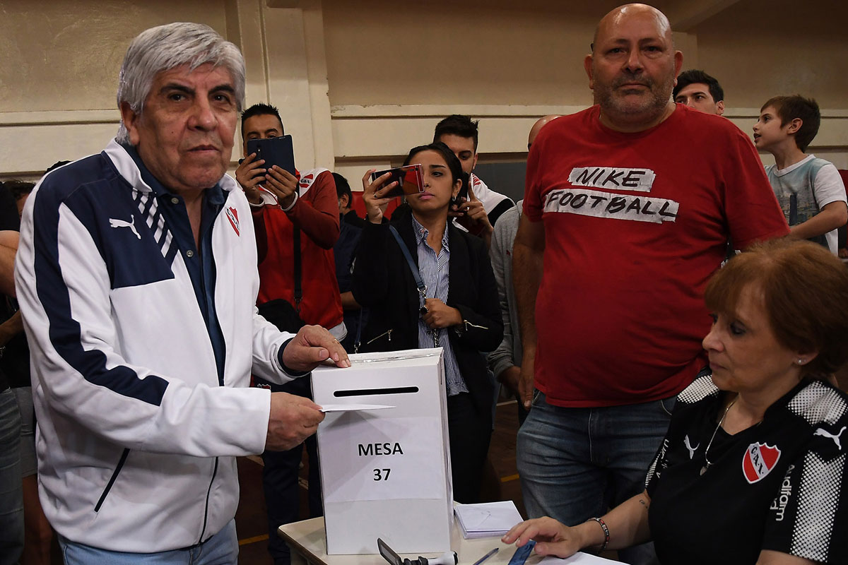 Triple golpe del fútbol a los Moyano: derrotas electorales, descensos y renuncias