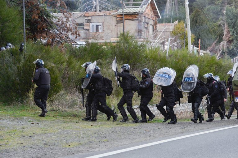 Violento y opaco operativo policial en el desalojo de la comunidad mapuche  en Villa Mascardi