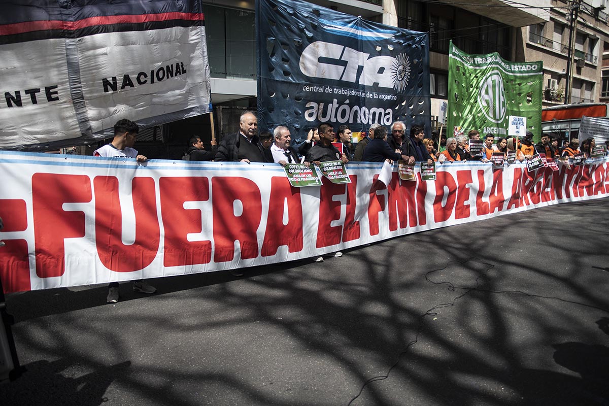 Organizaciones ambientalistas y sociales marchan a la oficina del FMI en Buenos Aires