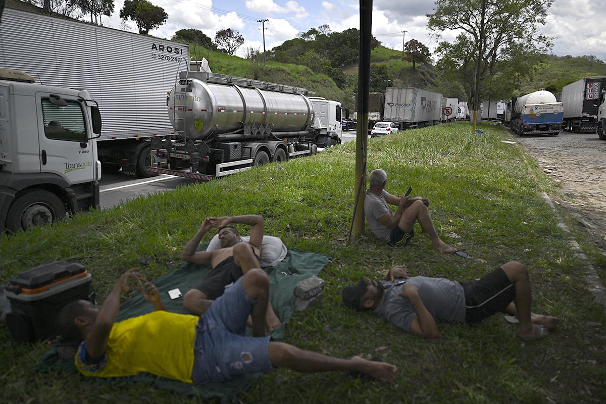 Tras derrota de Bolsonaro, camioneros y manifestantes cortan rutas en Brasil