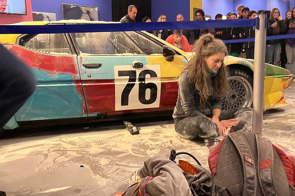 Activistas ecológicas arrojan harina sobre un auto pintado por Warhol