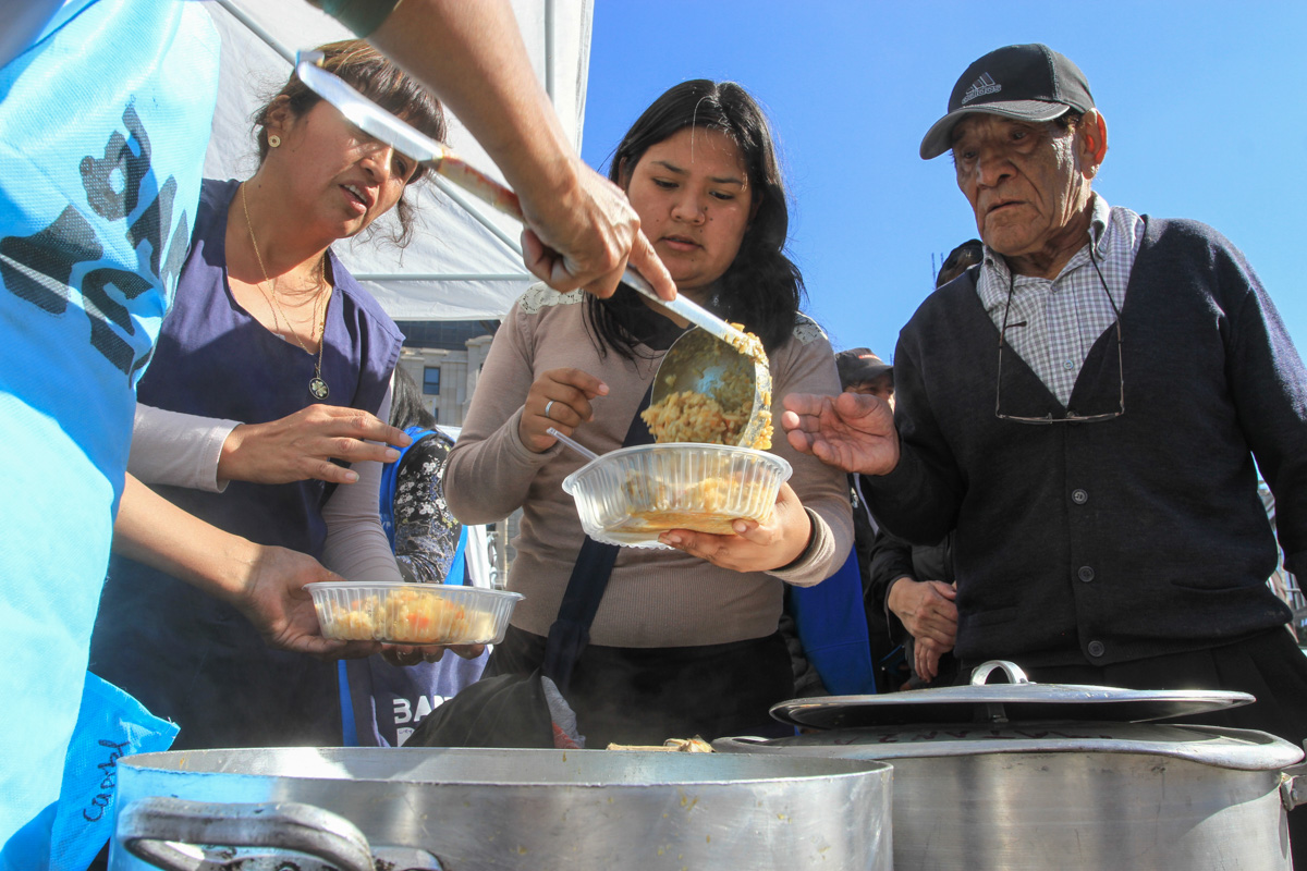 A modo de protesta por el cierre del programa Volver al Trabajo, pondrán una olla popular frente a la casa de Manuel Adorni