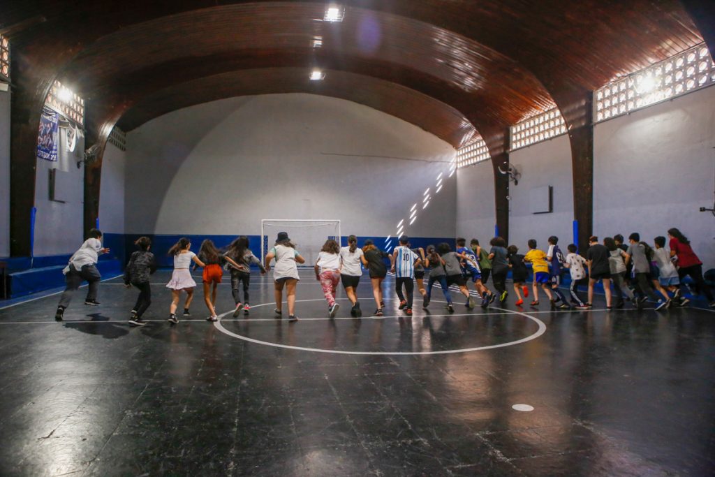 Los chicos de CABA tienen cada vez menos autonomía: apenas el 34% va solo a la escuela, el club o la plaza 1 Los chicos de CABA tienen cada vez menos autonomía: apenas el 34% va solo a la escuela, el club o la plaza