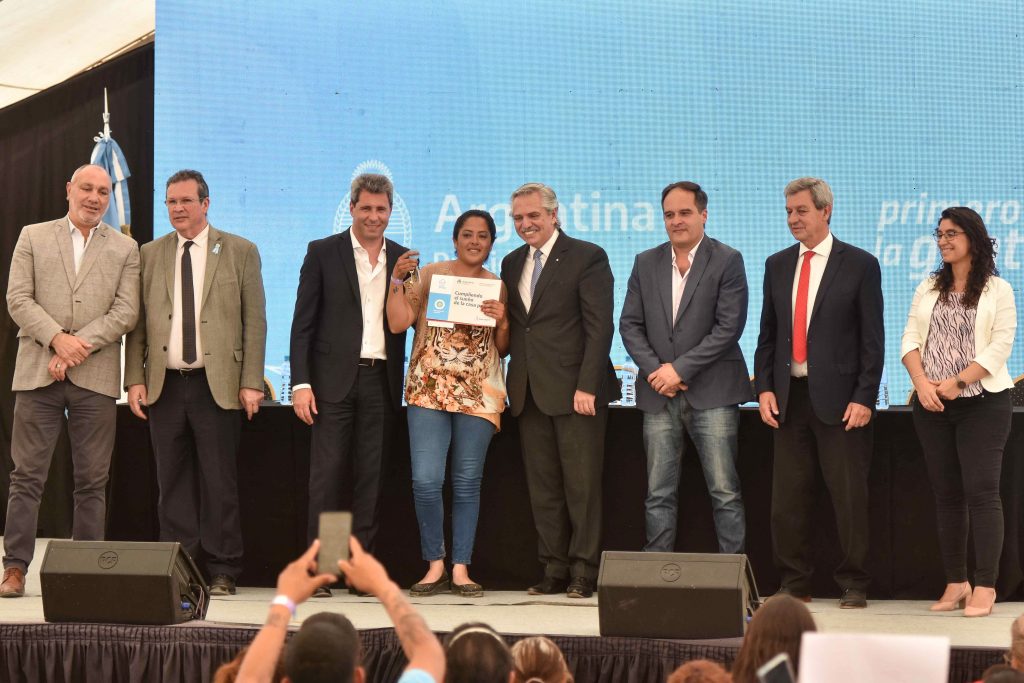 Alberto Fernández entregó viviendas en San Juan