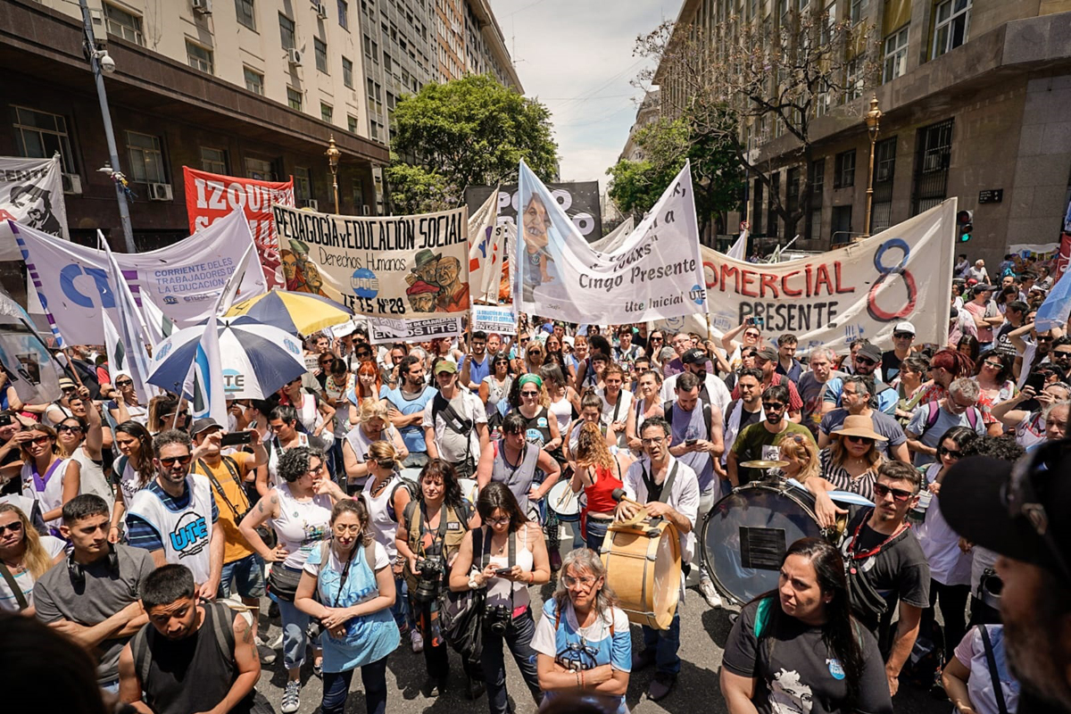 Docentes porteños de UTE paran y se movilizan por salario