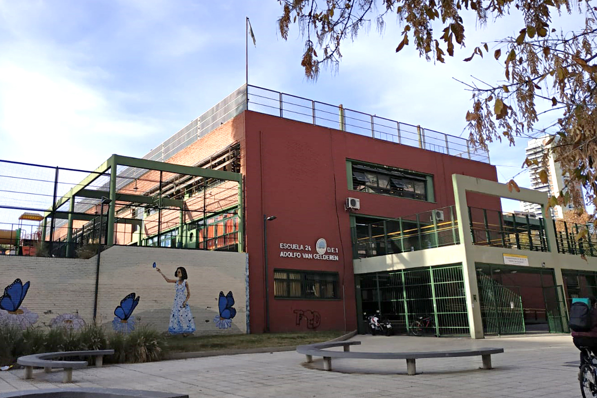 En menos de 24 horas entraron dos veces en una escuela de Palermo y se robaron 180 computadoras