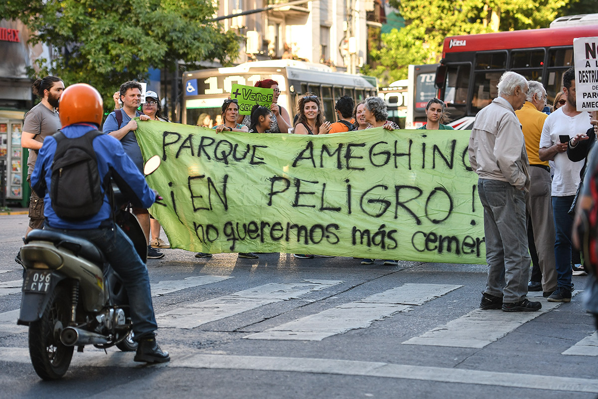 «Semaforazo» en rechazo a la construcción de un memorial en el Parque Ameghino