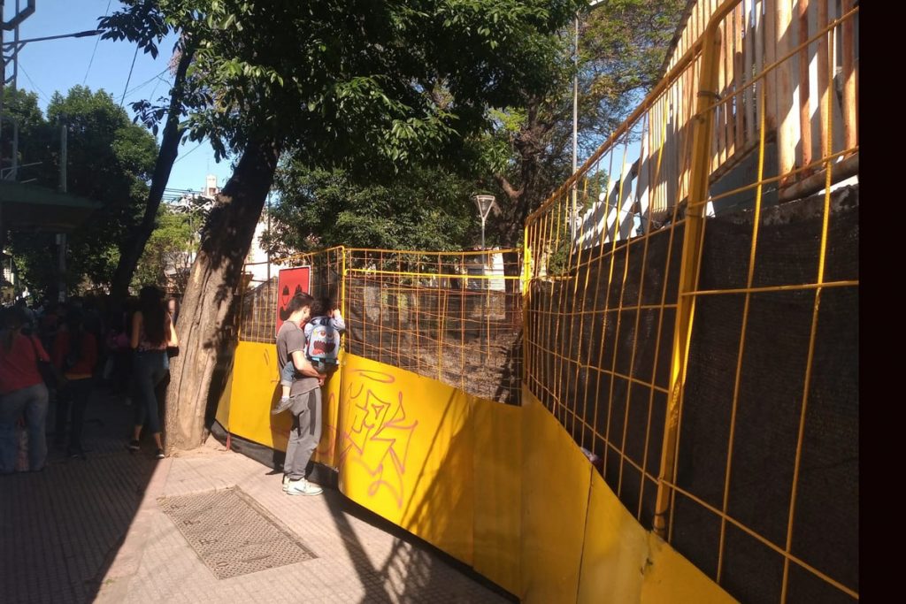 Una obra de la Ciudad provoca escapes de gas en una escuela de Villa Luro y los padres piden que se suspenda