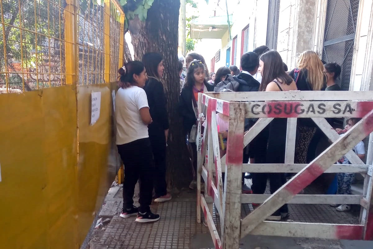 Una obra de la Ciudad provoca escapes de gas en una escuela de Villa Luro y los padres piden que se suspenda
