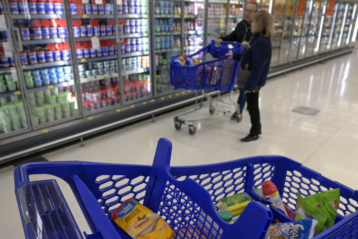 Supermercados pactan descuento de 20% sobre productos de canasta básica