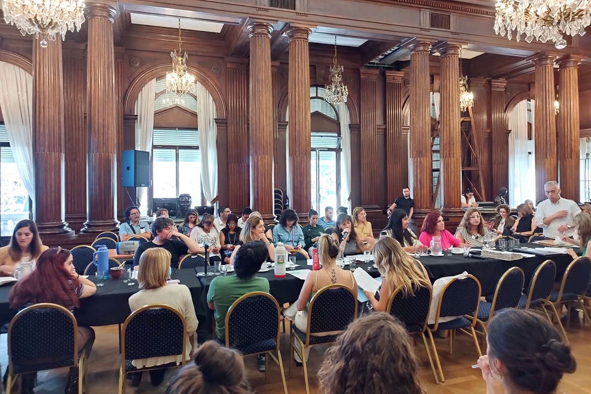 Denuncian que el larretismo impulsa una Ley de Cooperadoras que restringe la participación de las familias