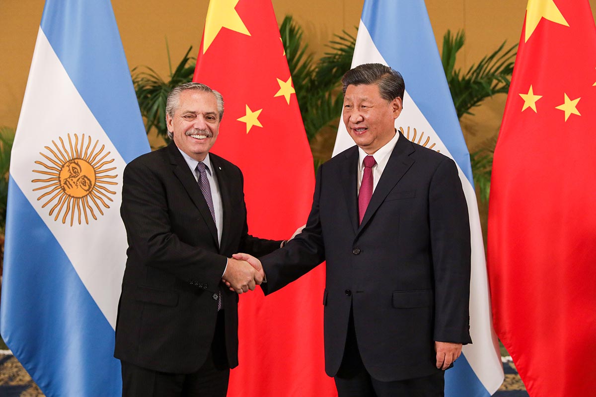 Alberto encara su última misión de  política exterior y viaja a China para reunirse con Xi Jinping