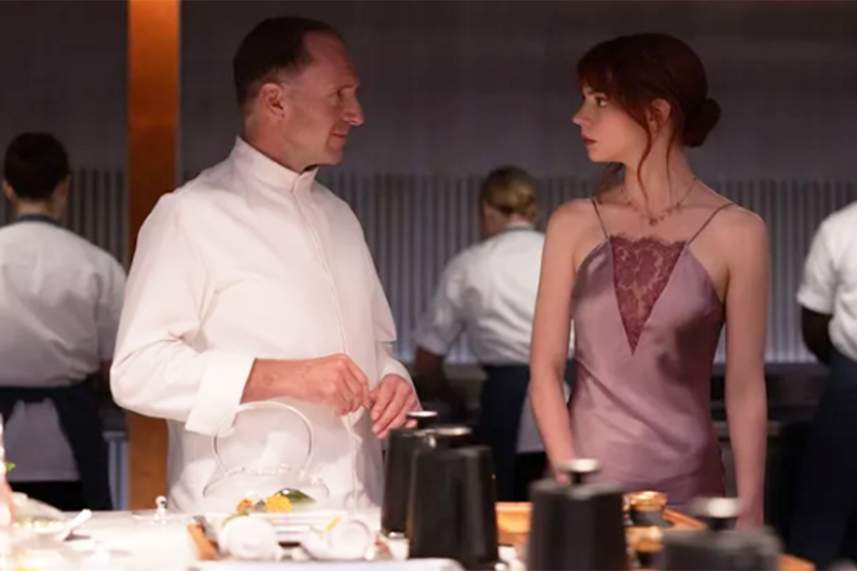 Ralph Fiennes y Anya Taylor-Joy brillan de la mano del humor negro de «El menú»