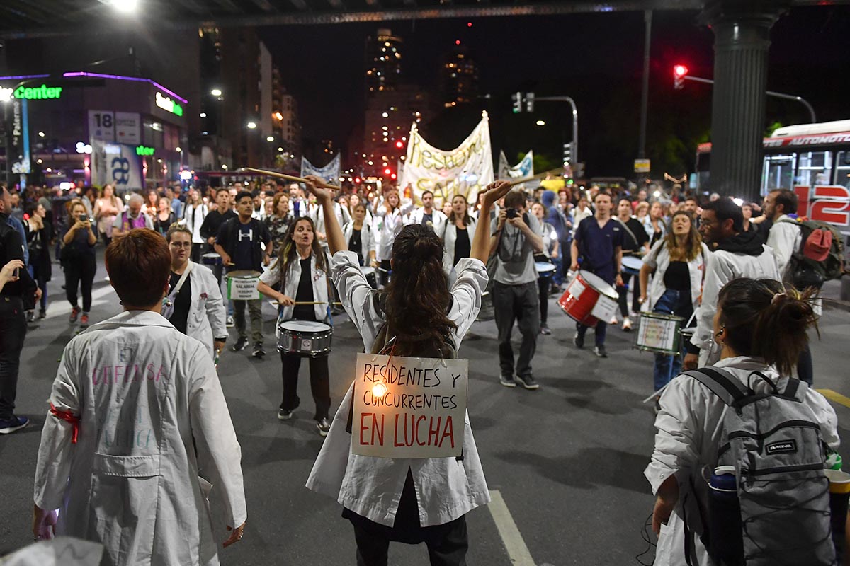 Con una marcha de linternas y velas, continuó el reclamo de trabajadores de la salud