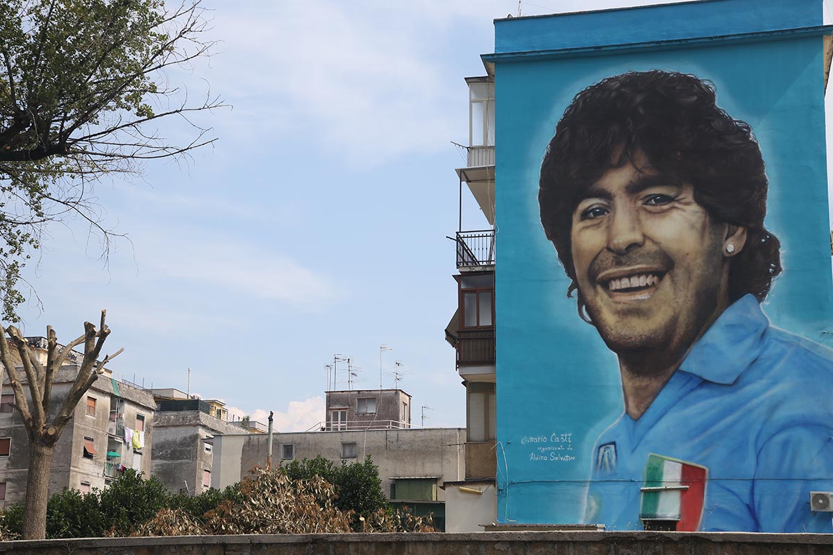 Un recorrido por los santuarios de Nápoles, la ciudad que sigue llorando la muerte de Maradona