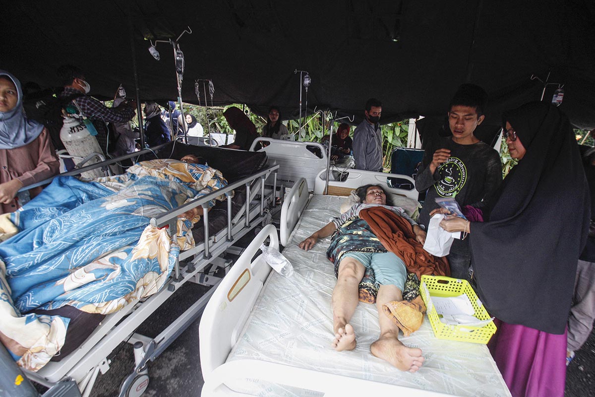 Ya son 56 los muertos y 700 los heridos por el terremoto en Indonesia