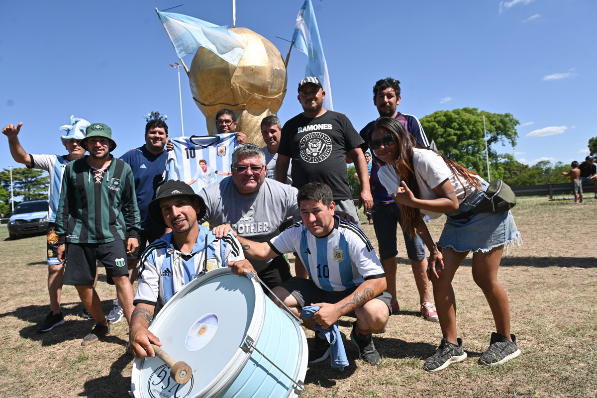 Vigilia y acampe alrededor del predio de la AFA a la espera de los campeones