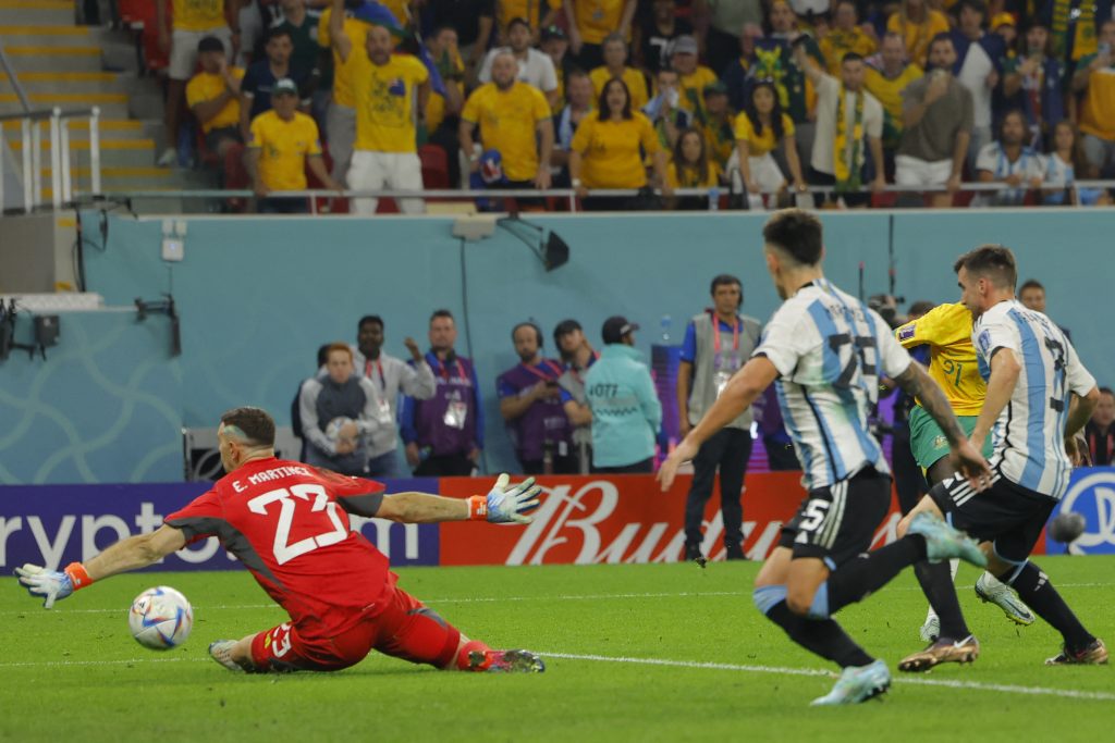 La atajada final del Dibu Martínez, un salvador hecho a la medida del arco argentino