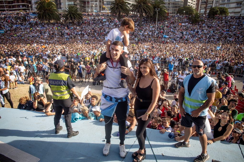 Casi 150 mil personas recibieron a Dibu Martínez en su Mar del Plata natal