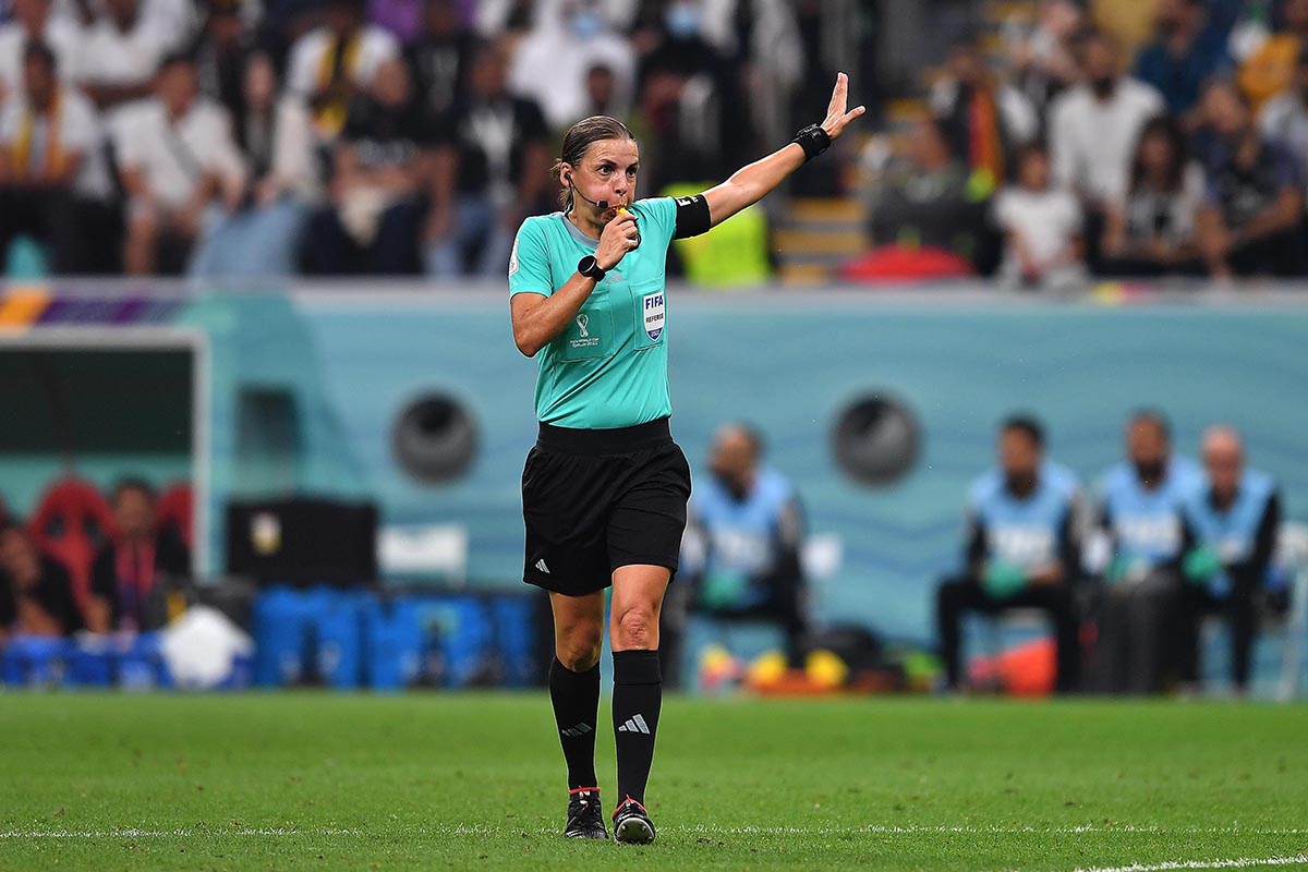 Histórico: una mujer dirigió por primera vez en un Mundial masculino