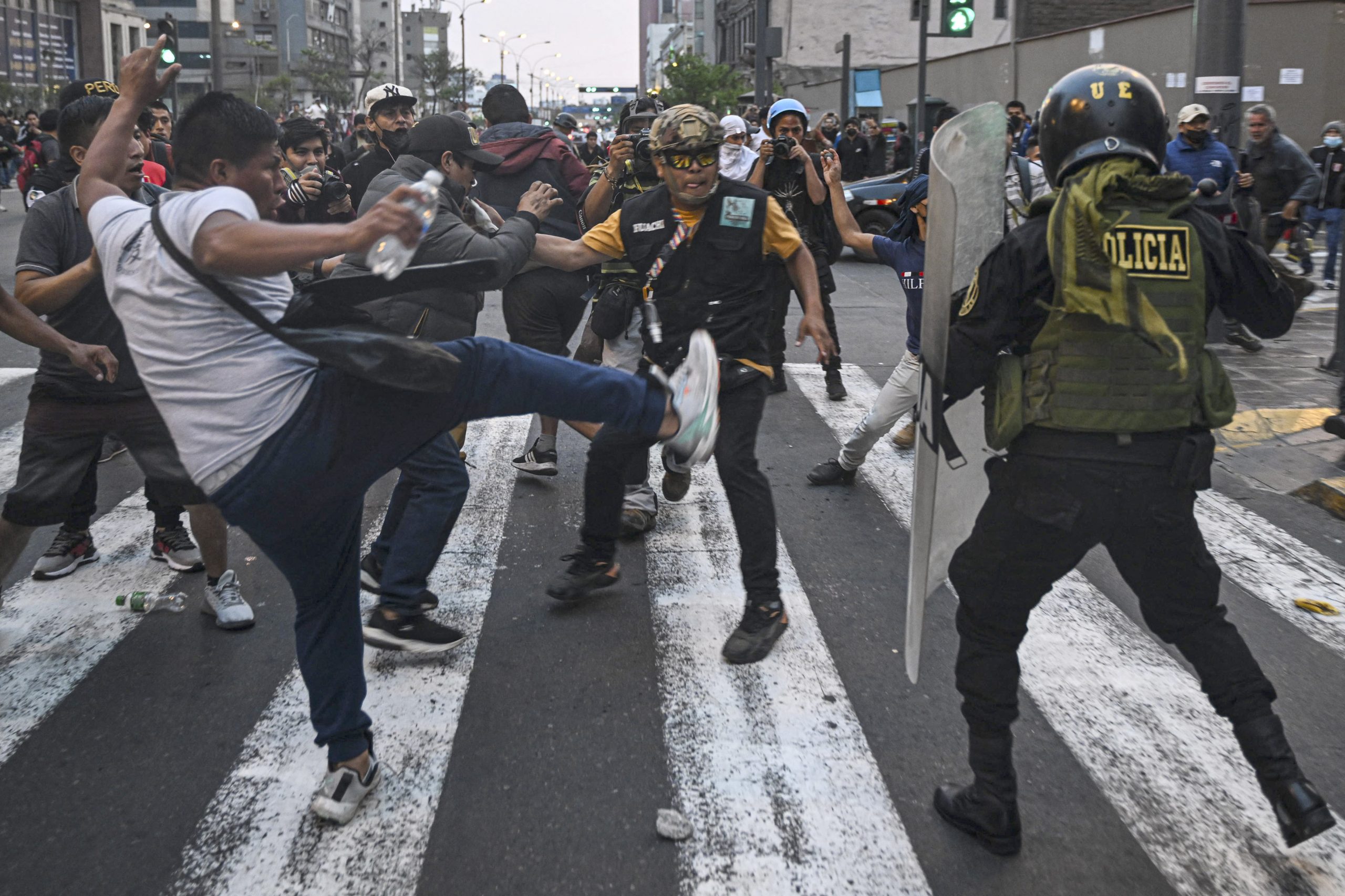 Protestas y represión en Perú: un muerto, rutas bloqueadas y llamado a una huelga por tiempo indefinido