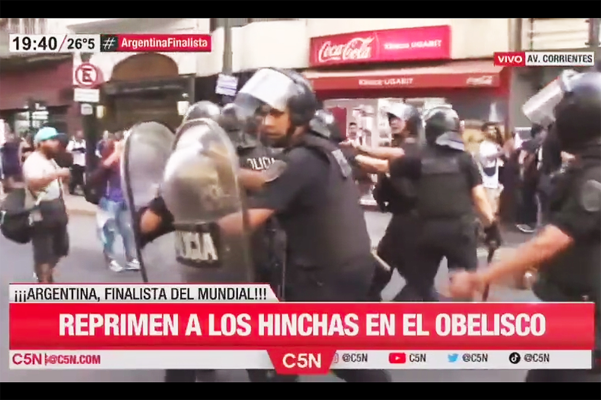 La Policía de la Ciudad de Buenos Aires reprimió a hinchas en el Obelisco