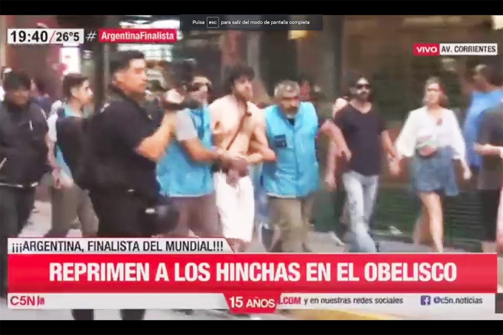 La Policía de la Ciudad de Buenos Aires reprimió a hinchas en el Obelisco