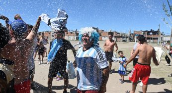 En su potrero de Fiorito, la vuelta olímpica de Diego