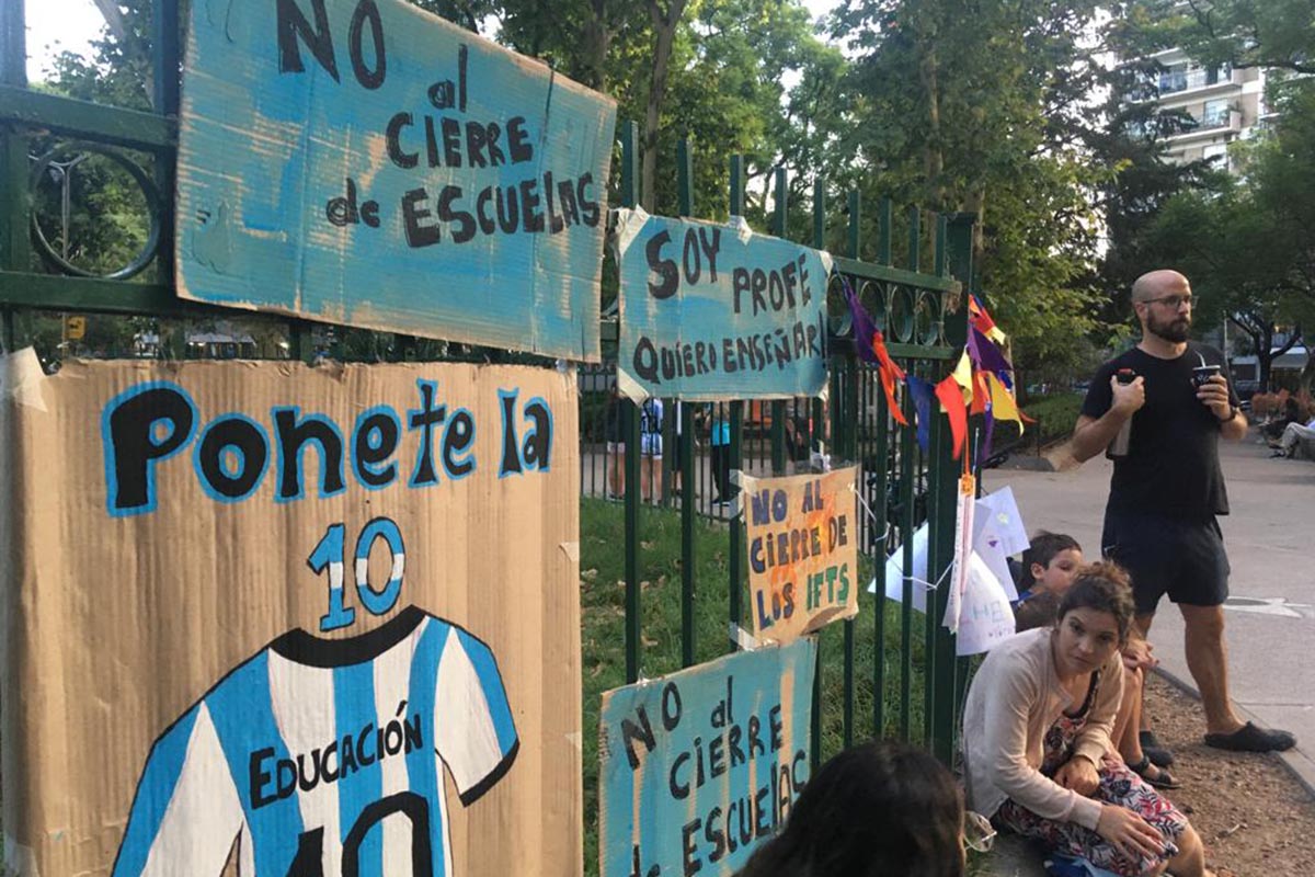 Estudiantes, docentes y egresados realizan jornada de lucha contra el cierre de una escuela pública