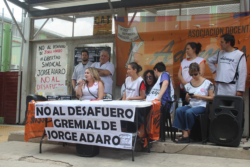 Fuerte apoyo de la comunidad educativa al docente Jorge Adaro, contra la persecución y el desafuero