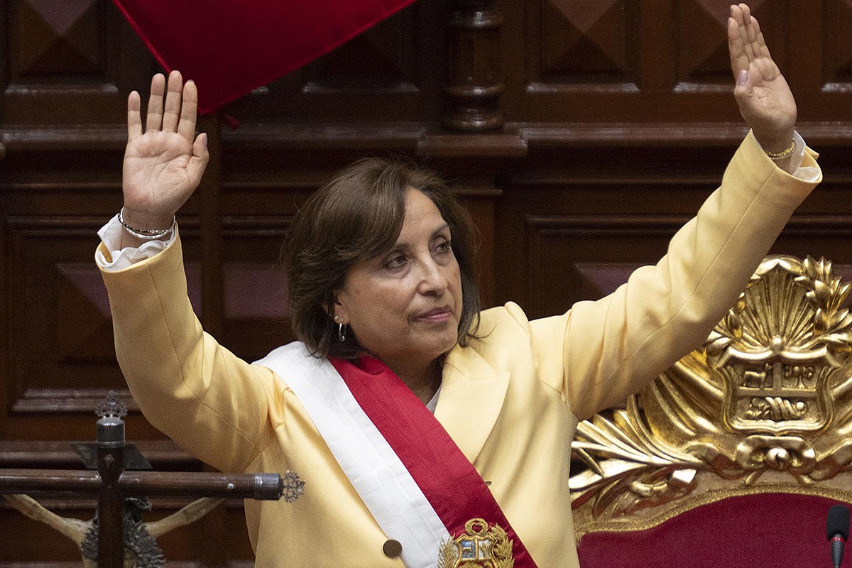 La presidenta de Perú destituyó a centenares de autoridades nombradas por Pedro Castillo